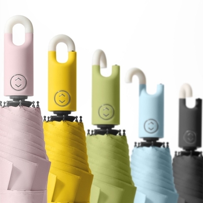 Ombrello sole e pioggia completamente automatico con maniglia di blocco a colori solidi stile di design a tre pieghe
