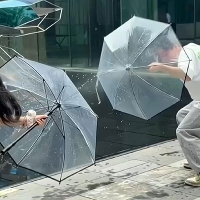Logo personalizzato ombrello a spruzzo d'acqua a manico lungo per attività all'aperto per bambini