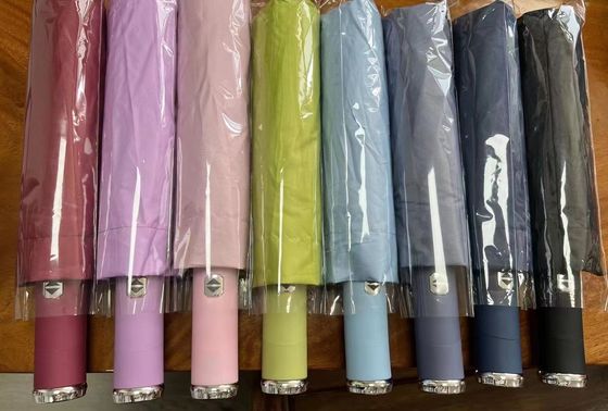 Manicotto rotante di torcia a LED Ombrello pieghevole automatico per viaggi e pubblicità