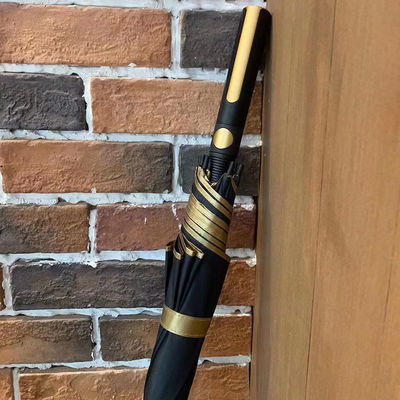 Ombrelli in tessuto rivestito d'oro con controllo semiautomatico e maniglia dorata