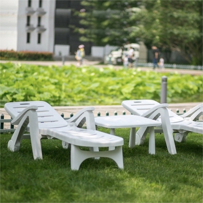 Poltrona di patio in rotino bianco letto pieghevole per appartamenti balcone e villa