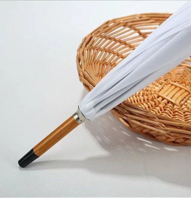 Ombrelli a colori personalizzati in Spagna con cornice lunga in fibra di vetro e maniglia di legno