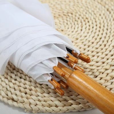 Ombrelli a colori personalizzati in Spagna con cornice lunga in fibra di vetro e maniglia di legno