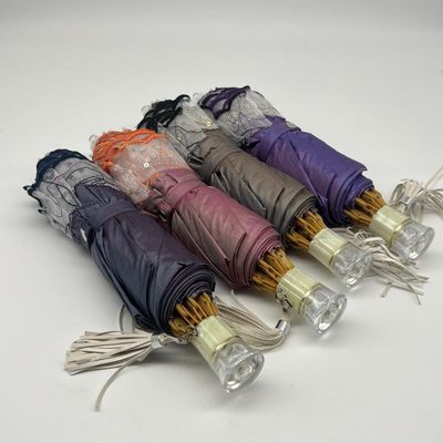 Ombrello per adulti ricamato a rosa con funzione a prova di vento e design leggero