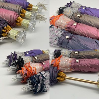 Ombrello per adulti ricamato a rosa con funzione a prova di vento e design leggero