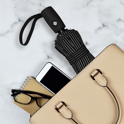 Finire la pubblicità Triplice ombrello con costole metalliche d'oro e piegatura automatica