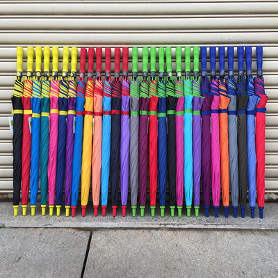 Ombrello da golf a manico lungo semiautomatico diretto con design in fibra a colori contemporanei