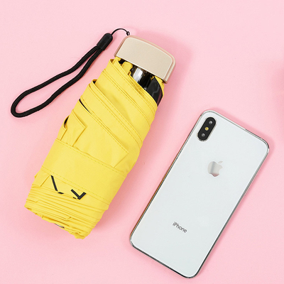 Parasole da tasca con manico di plastica per un design leggero e conveniente