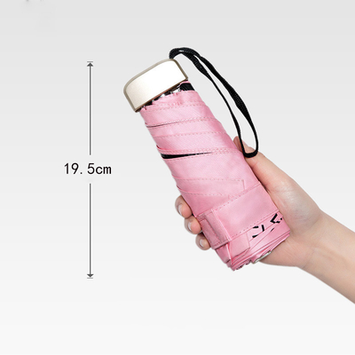 Parasole da tasca con manico di plastica per un design leggero e conveniente