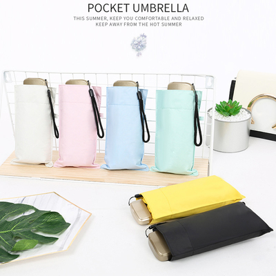 Parasole da tasca con manico di plastica per un design leggero e conveniente
