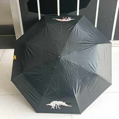 Ombrello pieghevole stampato su misura con caratteristica magica di cambio colore e telaio in acciaio